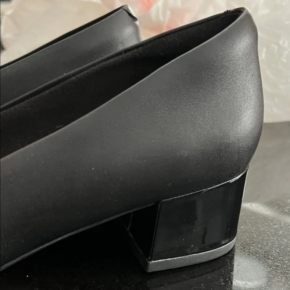 Clarks Women's Black Patent Toe Heels leather on back end of shoes - Picture 2 of 7